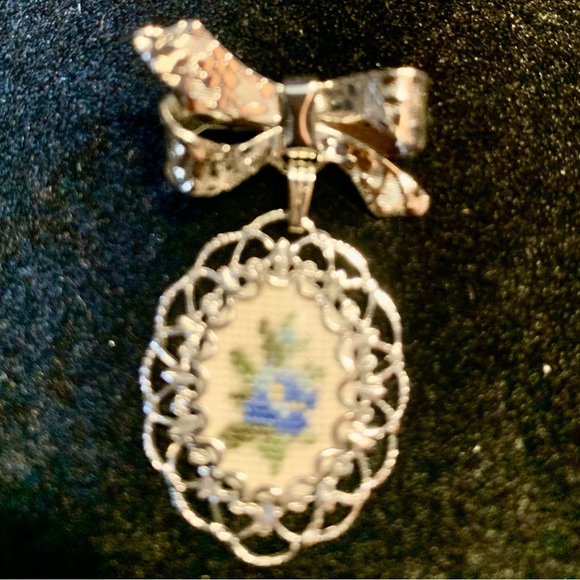 Oval Petit Point Hand Embroidery Floral Silver Tone Brooch Pin - Picture 7 of 7